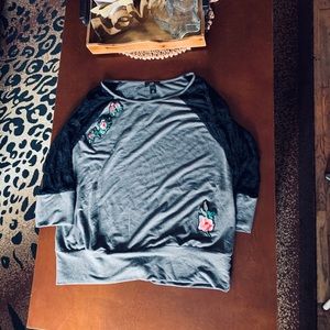 Women’s plus 1x with lace and rose appliqués